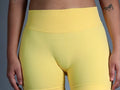 Short amarillo